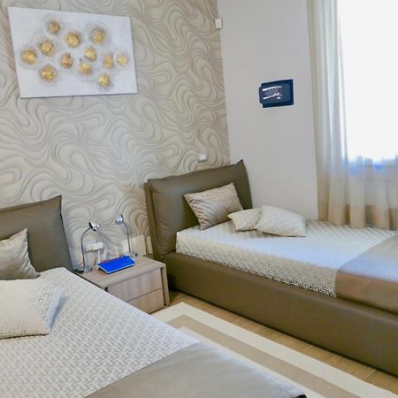 Phoenix Garda Hills Сирмионе Екстериор снимка