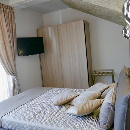 Phoenix Garda Hills Сирмионе Екстериор снимка
