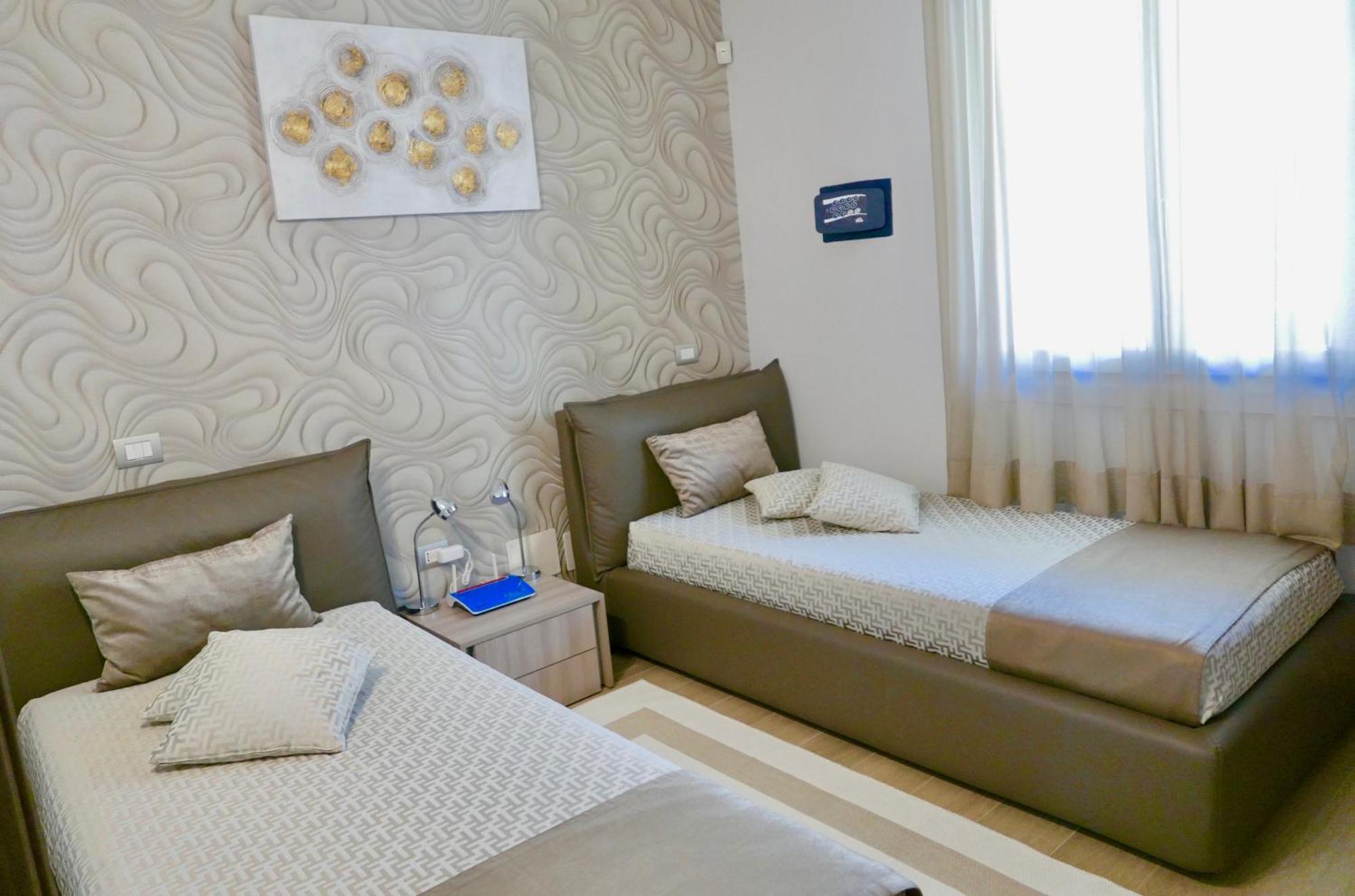 Phoenix Garda Hills Сирмионе Екстериор снимка