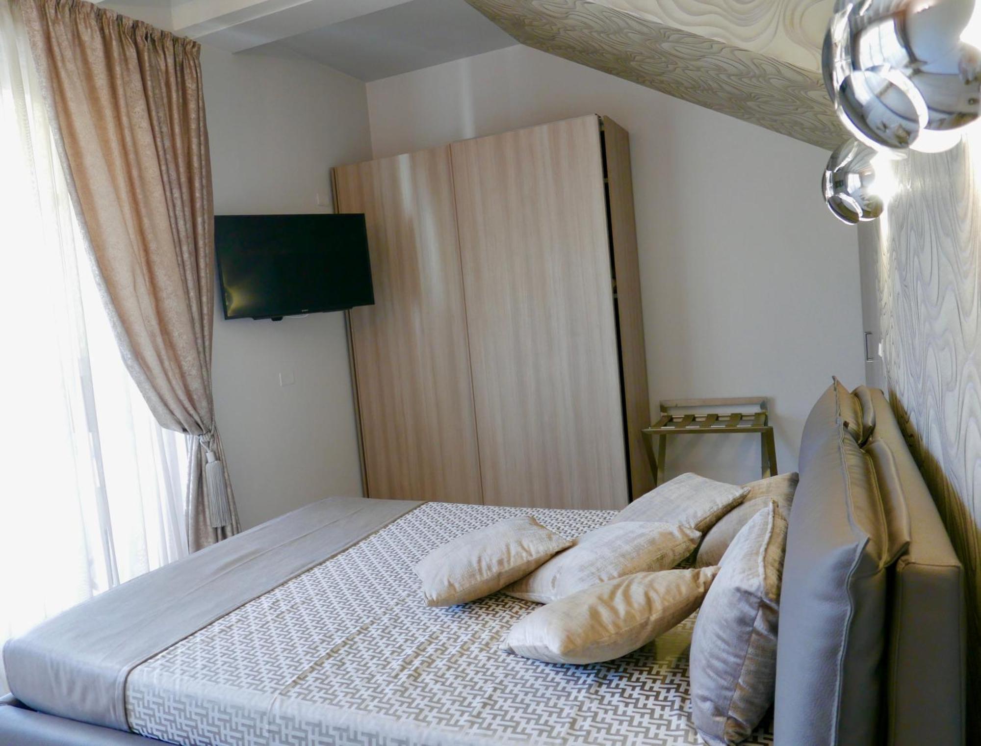 Phoenix Garda Hills Сирмионе Екстериор снимка
