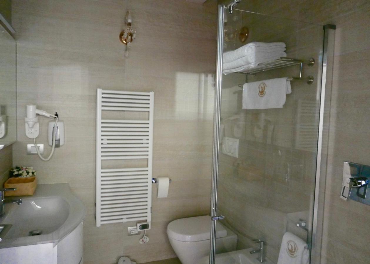 Phoenix Garda Hills Сирмионе Екстериор снимка