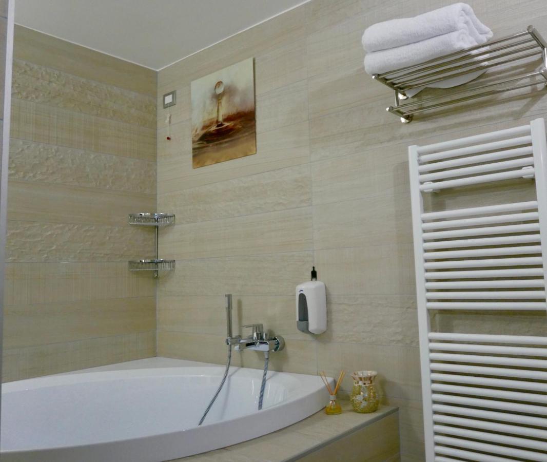 Phoenix Garda Hills Сирмионе Екстериор снимка