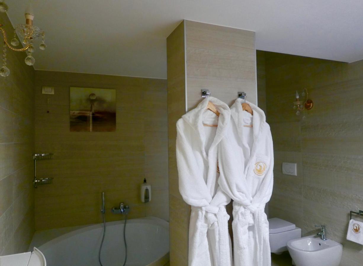 Phoenix Garda Hills Сирмионе Екстериор снимка