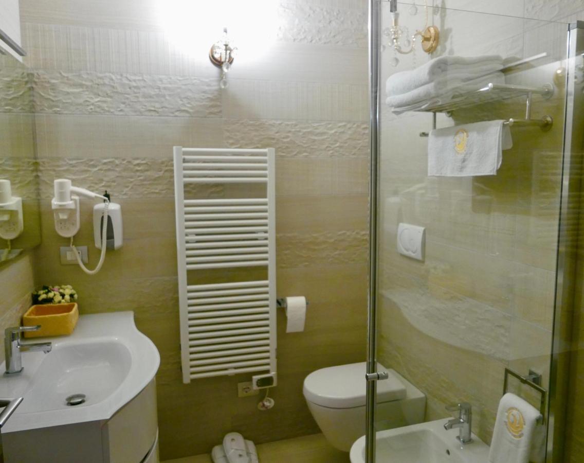 Phoenix Garda Hills Сирмионе Екстериор снимка